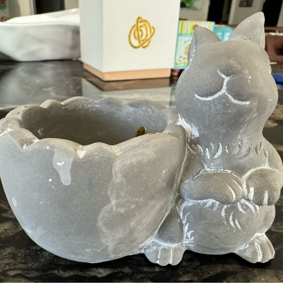 2 inch bunny rabbit cement planter - Picture 10 of 11